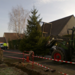 le tracteur transporte le sapin de décoration 2016