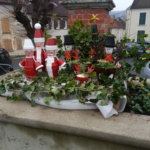 décoration lutins de Noël sur la place du village
