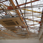 toiture couverte par une bâche le temps d'installer les tuiles
