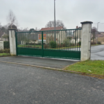 portail vert du parking de la salle des fêtes