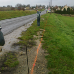 marquage orange des bordures du chemin