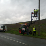 branchements électriques sur un pylône bétonné en bord de route
