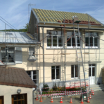 pose des nouvelles tuiles sur la seconde partie du bâtiment
