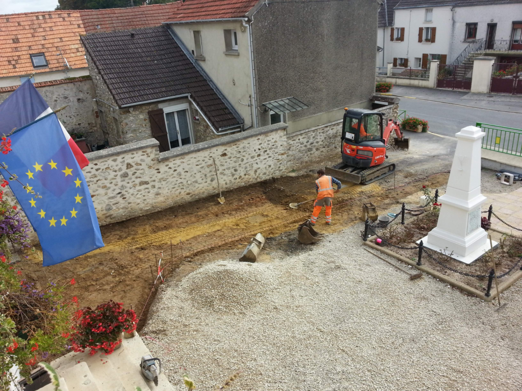 Mairie chemin du porche devant la mairie en travaux