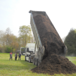 livraison de terreau avec un camion benne