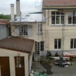 échafaudages installés pour la rénovation du bâtiment