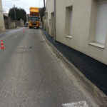 on vois le trottoir terminé, goudron fraîchement tassé