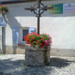bel espace fleuri sous une croix Chrétienne
