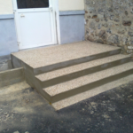 escalier extérieur salle Pintelon en cours de séchage