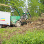 une entreprise transforme le bois coupé en copeaux pour la chaufferie