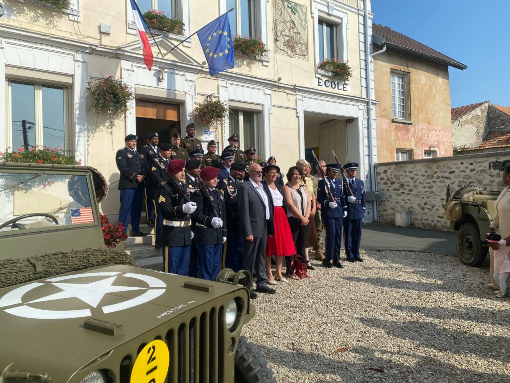 Photo devant la mairie avec les soldats américains lors de la commémoration des 80 ans de la libération de gland